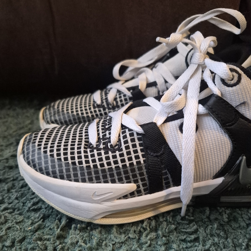 Nike LeBron Witness 7 Kids Basketball Sneakers Black White Size 4Y - Picture 3 of 16